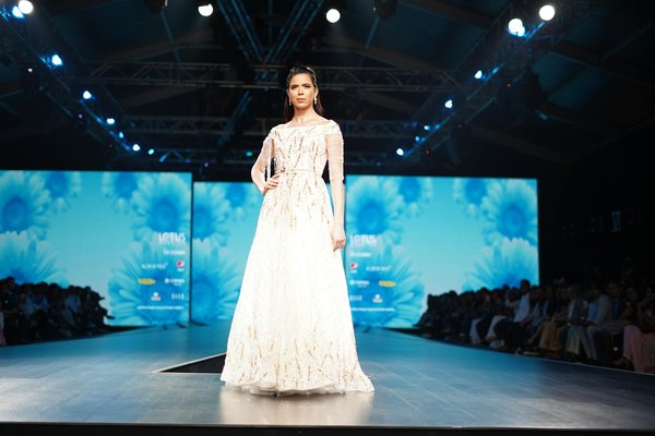 Comment associer des robes en mousseline avec des vestes en jean pour un look décontracté chic?